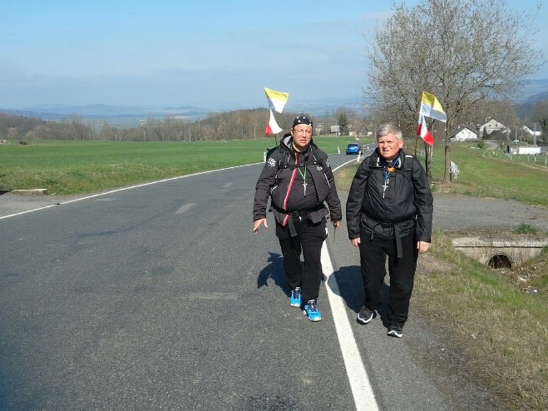 Pokonali prawie 600 km... Ksiądz Grzegorz czuje się na siłach i nie odpuszcza.