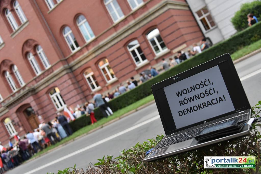 Kolejne protesty przed sądem...