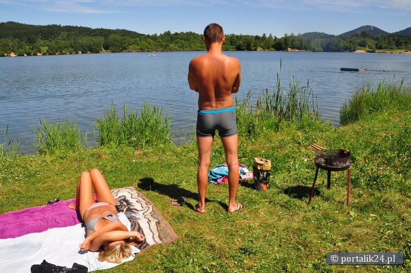 Wakacyjny poradnik: jak bezpiecznie przebywać nad wodą.