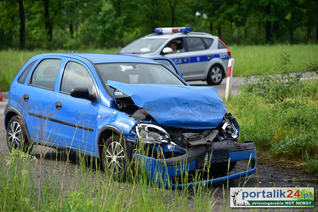 Miłków: Kolizja dwóch pojazdów osobowych.