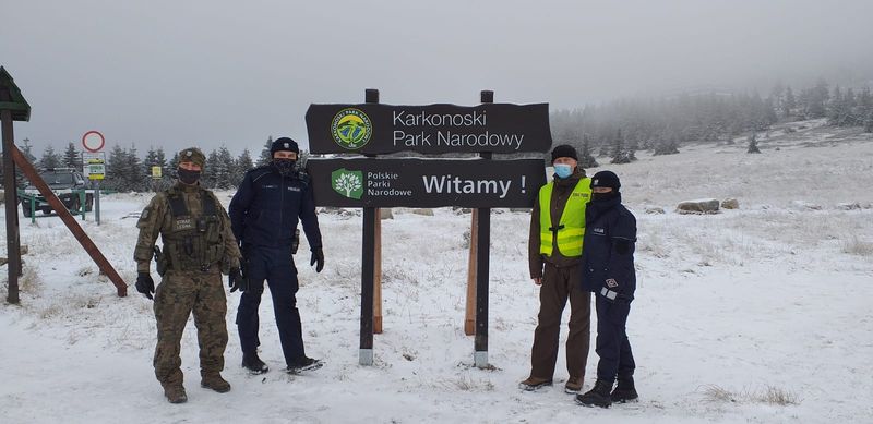 Wspólne działania Policji i straży leśnych w ramach akcji Zima.