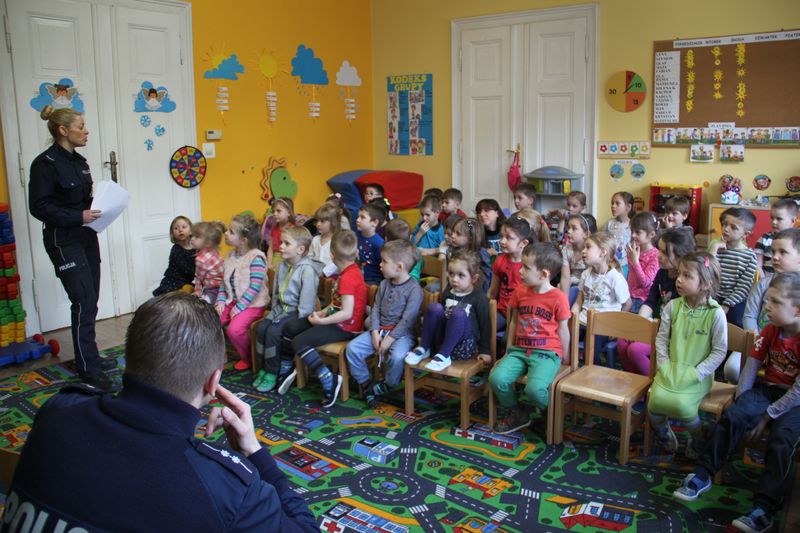 Policjanci czytają dzieciom.