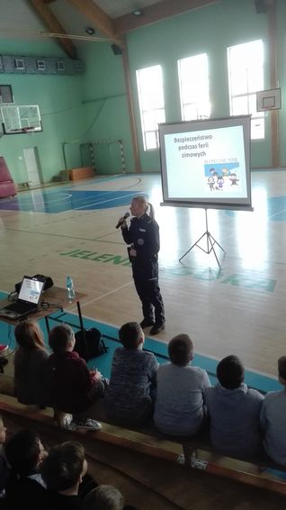 Bezpieczne Ferie- spotkanie w szkole nr 10 w Jeleniej Górze.