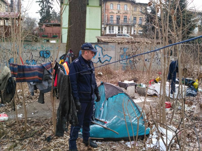 Bezdomny spał w rozpadającym się namiocie