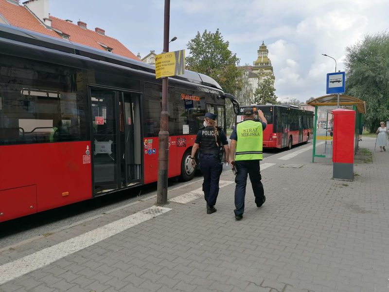 Mundurowi sprawdzali obowiązek noszenia maseczek