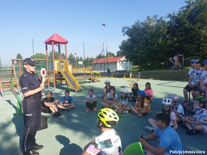 Karta rowerowa pod okiem jeleniogórskiej policjantki.