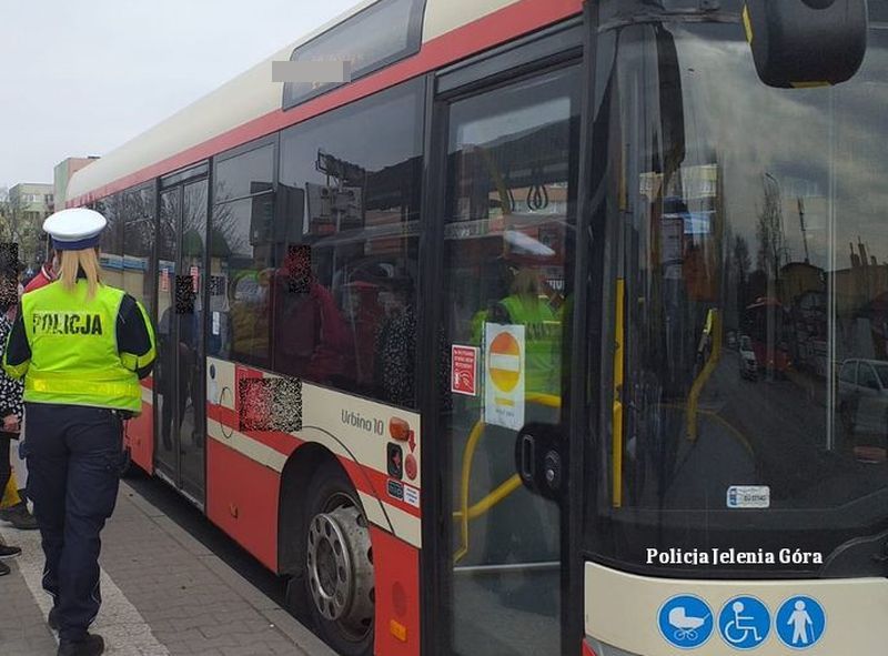 Zarzut dla mężczyzny, który odpalił petardę w autobusie