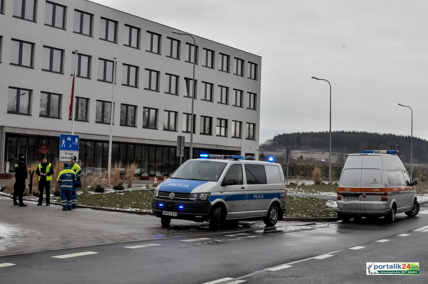 Dowcipniś czy zamachowiec?! Kolejna ewakuacja w US w Jeleniej Górze