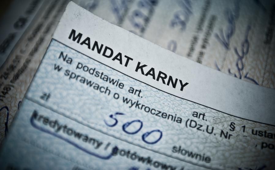 Ukarali mandatami 16 pieszych i 40 kierujących