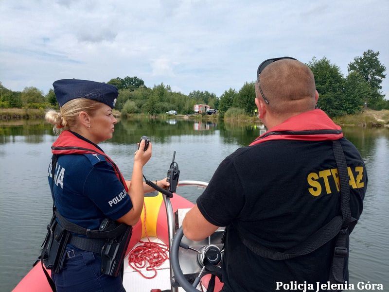 Policjantka i strażak kontrolowali niestrzeżone kąpieliska 