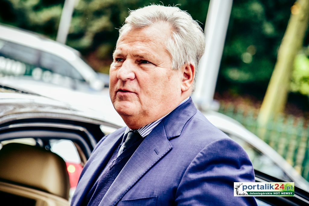 Prezydent Aleksander Kwaśniewski  odsłoni Tablicę Pamiątkową