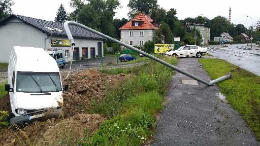 Jeden ściął latarnię... drugi staranował autobus 