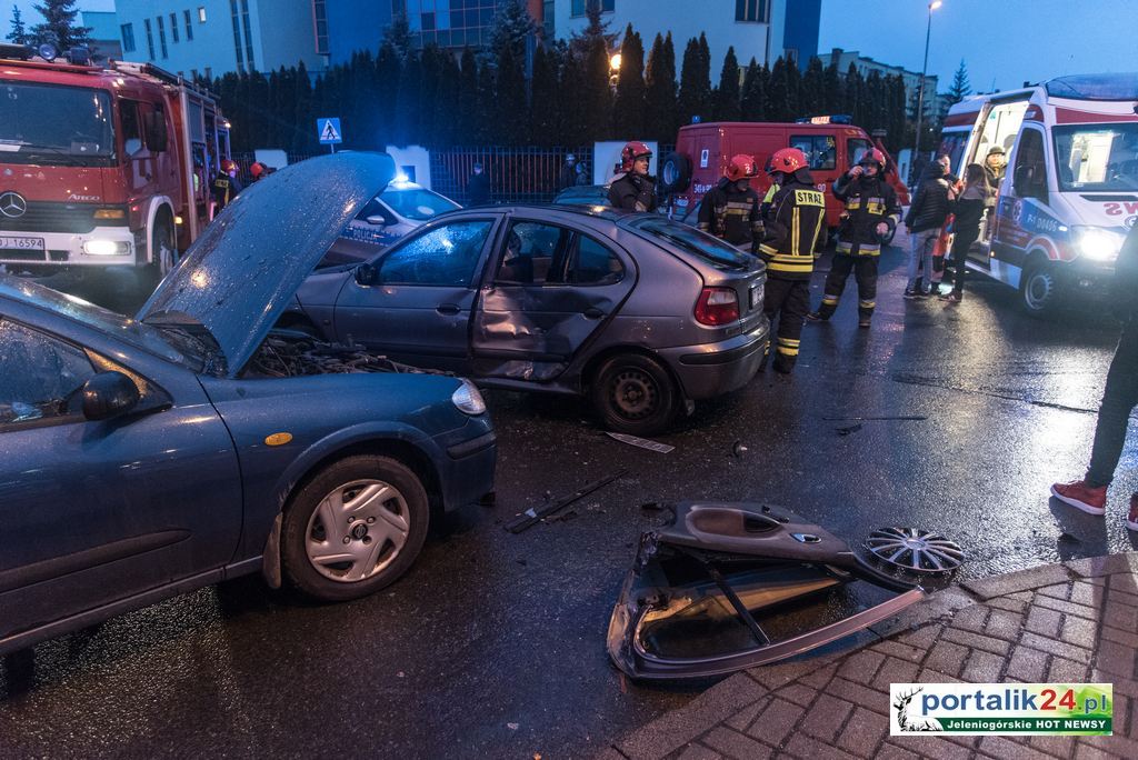 Wypadek. Zderzenie trzech samochodów